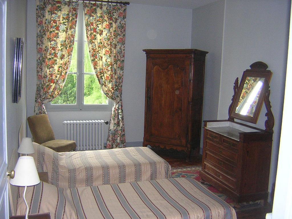 Bed and Breakfast Les Longchamps à Neuillé Extérieur photo