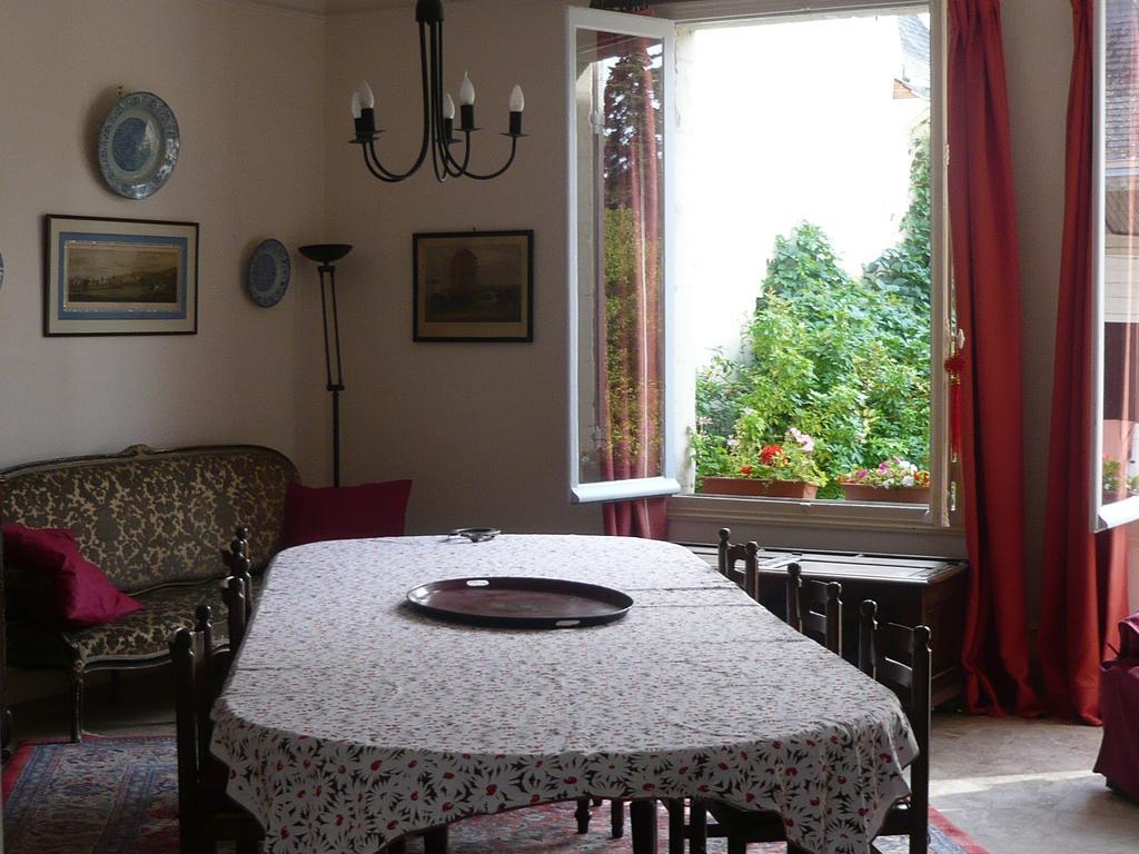 Bed and Breakfast Les Longchamps à Neuillé Extérieur photo