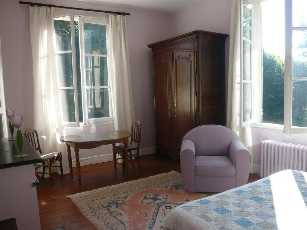 Bed and Breakfast Les Longchamps à Neuillé Extérieur photo