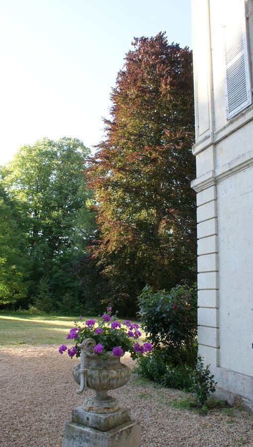 Bed and Breakfast Les Longchamps à Neuillé Extérieur photo