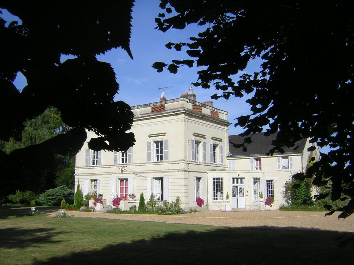 Bed and Breakfast Les Longchamps à Neuillé Extérieur photo